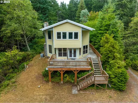 26672 Sebastian Ln, Gold Beach, OR 97444