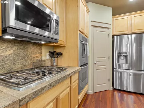 Kitchen - 19913 SE 8th Way, Camas, WA 98607 photo 2 of 3