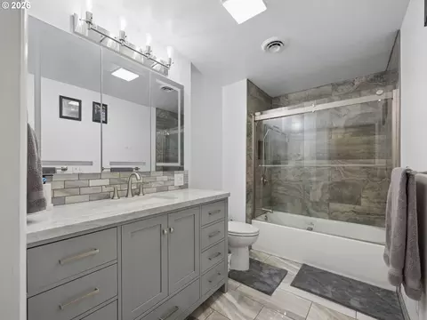Bath - 18035 Bodley Ct, Sandy, OR 97055 photo 1 of 5