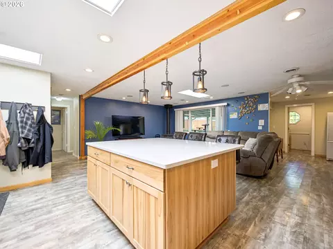 Kitchen - 18035 Bodley Ct, Sandy, OR 97055 photo 6 of 7