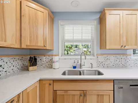 Kitchen - 18035 Bodley Ct, Sandy, OR 97055 photo 3 of 7