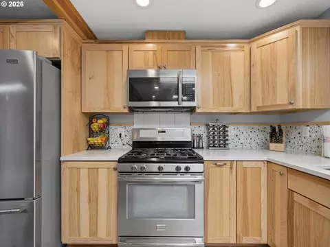 Kitchen - 18035 Bodley Ct, Sandy, OR 97055 photo 2 of 7