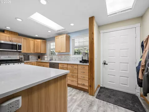 Entry Way - 18035 Bodley Ct, Sandy, OR 97055 photo 2 of 2