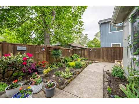 Exterior - 5564 Lancelot Way, Eugene, OR 97402 photo 7 of 11