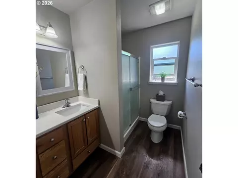 Bath - 5564 Lancelot Way, Eugene, OR 97402 photo 4 of 6