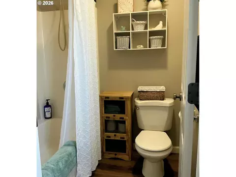 Bath - 5564 Lancelot Way, Eugene, OR 97402 photo 2 of 6