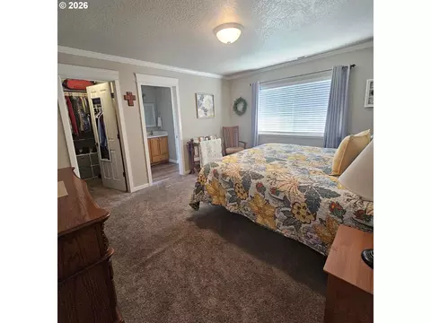 Bedroom - 5564 Lancelot Way, Eugene, OR 97402 photo 2 of 6