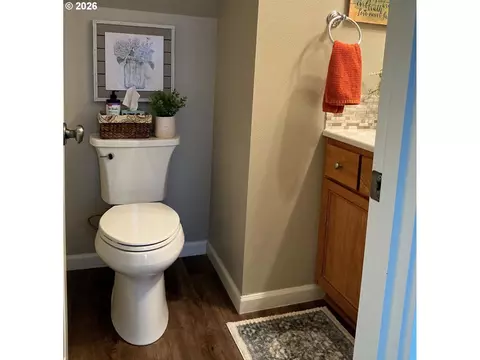 Bath - 5564 Lancelot Way, Eugene, OR 97402 photo 1 of 6