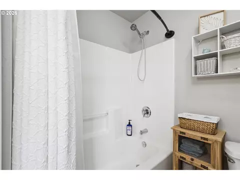 Bath - 5564 Lancelot Way, Eugene, OR 97402 photo 6 of 6