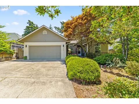 834 8th St, Florence, OR 97439