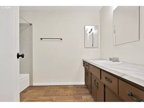 Bath - 2663 E Wilshire Dr, Eugene, OR 97405 photo 2 of 3