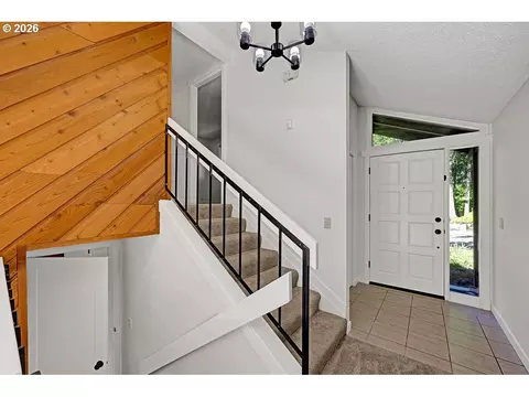 Entry Way - 2663 E Wilshire Dr, Eugene, OR 97405 photo 2 of 2