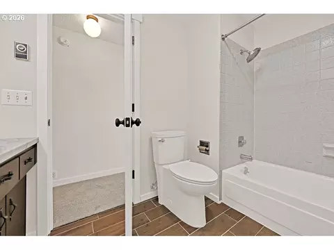Bath - 2663 E Wilshire Dr, Eugene, OR 97405 photo 3 of 3