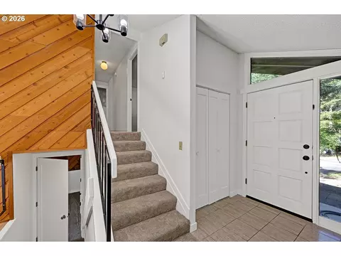 Entry Way - 2663 E Wilshire Dr, Eugene, OR 97405 photo 1 of 2