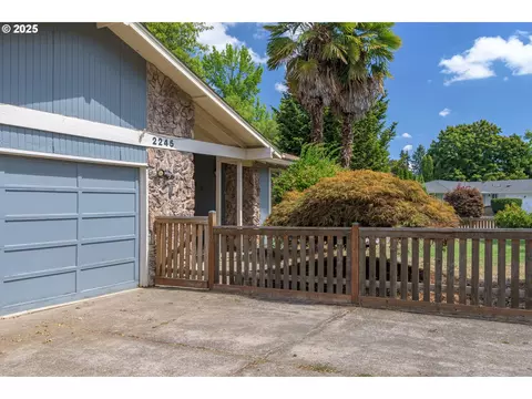 2245 Princeton Dr, Eugene, OR 97405