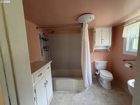 Bath - 322 W D St, Rainier, OR 97048 photo 1 of 1