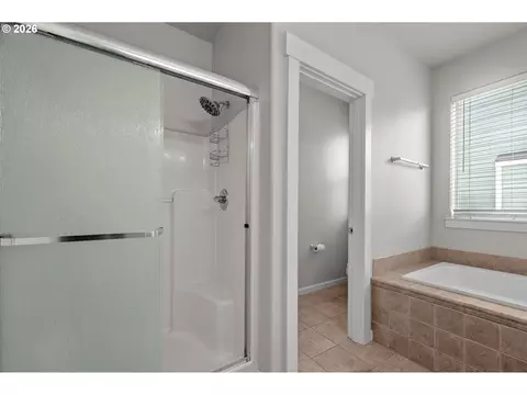 Bath - 2037 SE Centurion Way, Gresham, OR 97080 photo 3 of 6