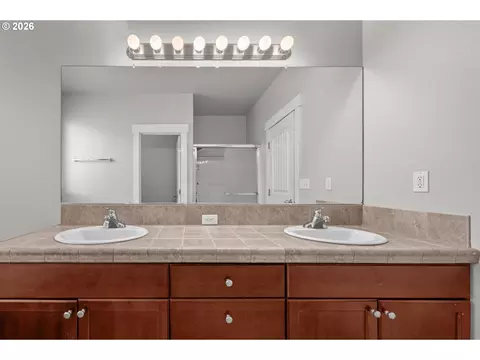 Bath - 2037 SE Centurion Way, Gresham, OR 97080 photo 4 of 6