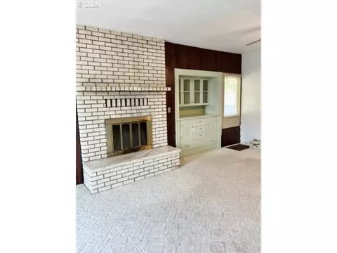 Living - 913 NW Ellis Ave, Pendleton, OR 97801 photo 2 of 2