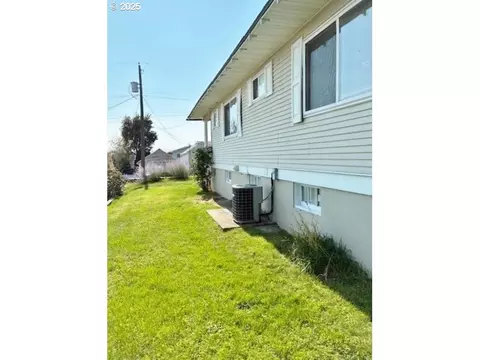 Exterior - 913 NW Ellis Ave, Pendleton, OR 97801 photo 1 of 2