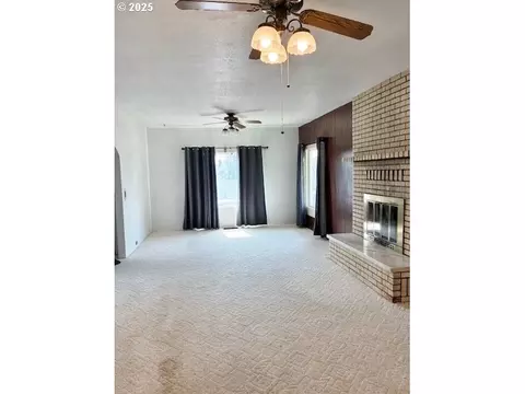 Living - 913 NW Ellis Ave, Pendleton, OR 97801 photo 1 of 2