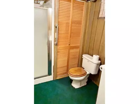 Bath - 913 NW Ellis Ave, Pendleton, OR 97801 photo 2 of 2