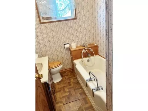 Bath - 913 NW Ellis Ave, Pendleton, OR 97801 photo 1 of 2