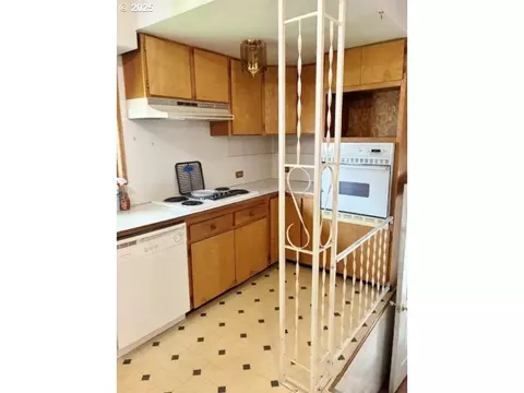 Kitchen - 913 NW Ellis Ave, Pendleton, OR 97801 photo 3 of 3