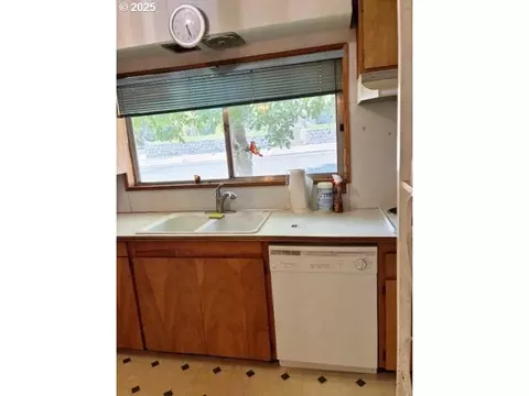 Kitchen - 913 NW Ellis Ave, Pendleton, OR 97801 photo 2 of 3