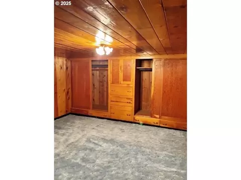 Bedroom - 913 NW Ellis Ave, Pendleton, OR 97801 photo 3 of 3