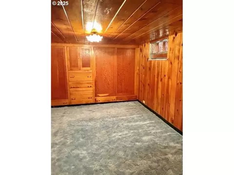 Bedroom - 913 NW Ellis Ave, Pendleton, OR 97801 photo 2 of 3