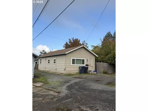 736 5th St, Springfield, OR 97477