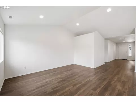Living - 5320 Squirrel St, Springfield, OR 97478 photo 1 of 6