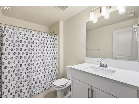 Bath - 5320 Squirrel St, Springfield, OR 97478 photo 1 of 2