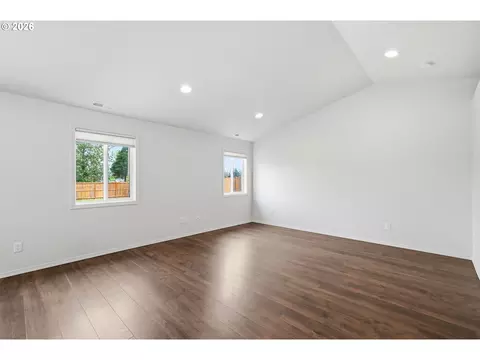 Living - 5320 Squirrel St, Springfield, OR 97478 photo 2 of 6