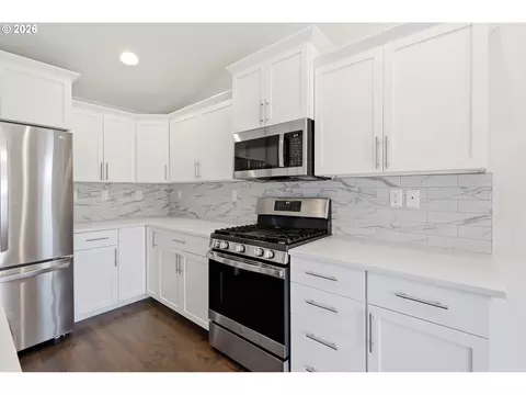 Kitchen - 5320 Squirrel St, Springfield, OR 97478 photo 3 of 4
