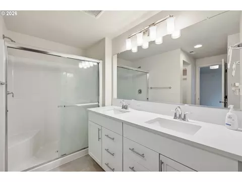 Bath - 5320 Squirrel St, Springfield, OR 97478 photo 2 of 2