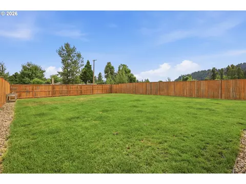 Exterior - 5320 Squirrel St, Springfield, OR 97478 photo 7 of 9