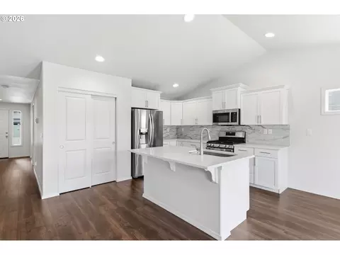 Kitchen - 5320 Squirrel St, Springfield, OR 97478 photo 1 of 4
