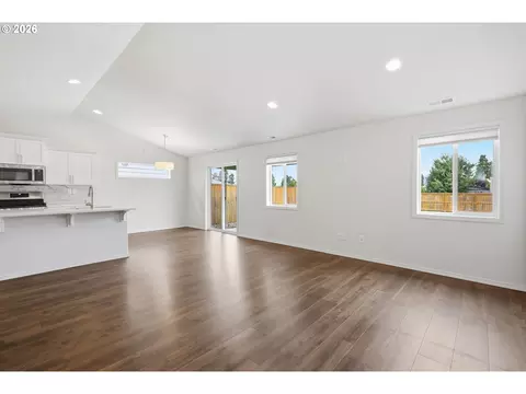 Living - 5320 Squirrel St, Springfield, OR 97478 photo 6 of 6