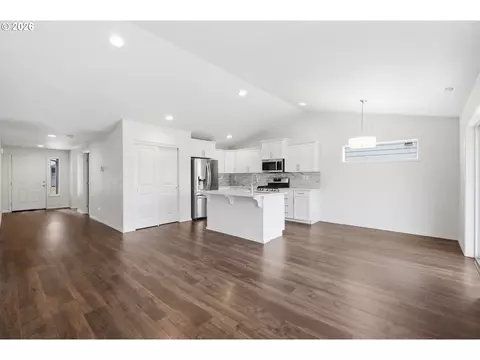 Living - 5320 Squirrel St, Springfield, OR 97478 photo 3 of 6