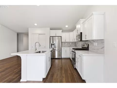 Kitchen - 5320 Squirrel St, Springfield, OR 97478 photo 2 of 4