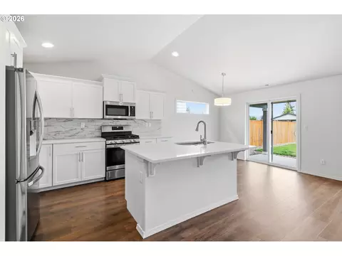 Kitchen - 5320 Squirrel St, Springfield, OR 97478 photo 4 of 4