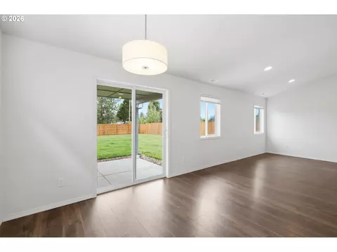 Living - 5320 Squirrel St, Springfield, OR 97478 photo 5 of 6