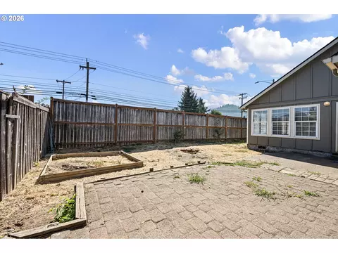 Exterior - 5792 E St, Springfield, OR 97478 photo 5 of 6