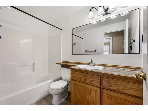 Bath - 5792 E St, Springfield, OR 97478 photo 3 of 3