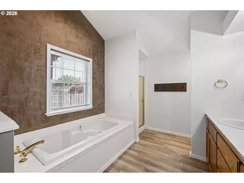 Bath - 5792 E St, Springfield, OR 97478 photo 2 of 3