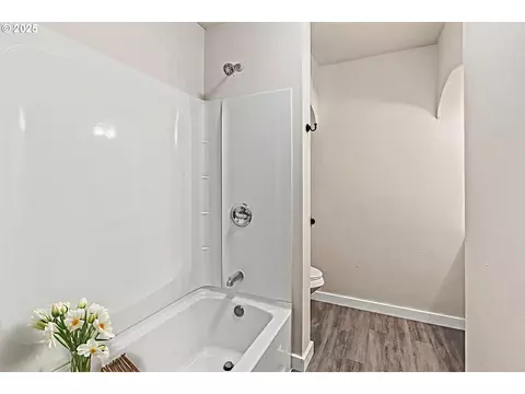 Bath - 802 NW 5th Cir, Camas, WA 98607 photo 1 of 3