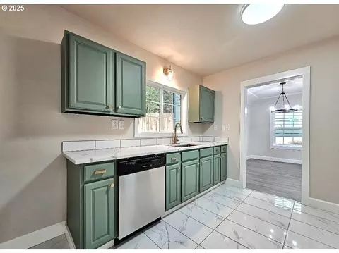 Kitchen - 802 NW 5th Cir, Camas, WA 98607 photo 2 of 3