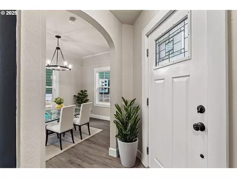 Entry Way - 802 NW 5th Cir, Camas, WA 98607 photo 2 of 2